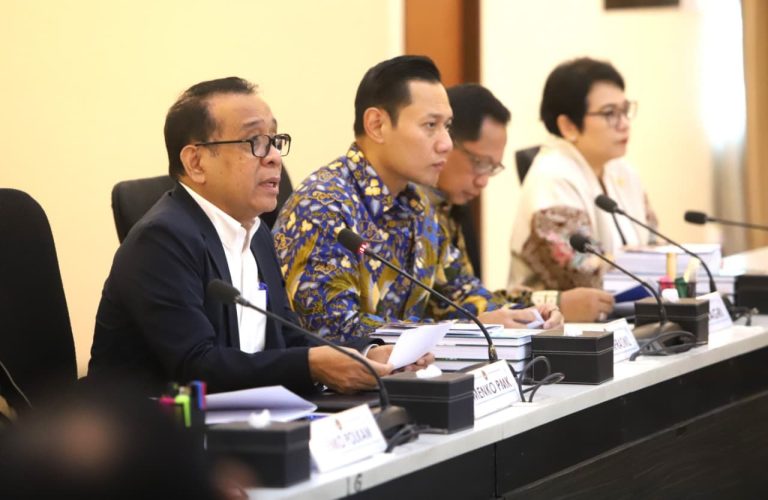 Rapat yang digelar secara luring dan daring tersebut membahas serta menetapkan Rencana Induk (Renduk) Percepatan Rehabilitasi dan Rekonstruksi Pascabencana (PRRP) sebagai dokumen strategis yang akan menjadi basis pengalokasian anggaran.