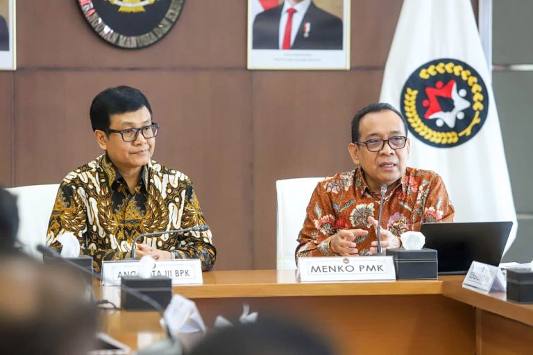 Menteri Koordinator Bidang Pembangunan Manusia dan Kebudayaan (Menko PMK) Pratikno menerima Laporan Hasil Pemeriksaan (LHP) Kinerja Terperinci atas Sinkronisasi, Koordinasi, dan Pengendalian (SKP) Program Kemenko PMK Bidang Pendidikan dan Kesehatan Tahun Anggaran 2024 hingga Triwulan III Tahun Anggaran 2025. Pada kesempatan yang sama, dilaksanakan Entry Meeting Pemeriksaan Laporan Keuangan Tahun 2025 oleh Badan Pemeriksa Keuangan Republik Indonesia (BPK), di Ruang Rapat Lantai 8 Kantor Kemenko PMK, Selasa (24/2/2026).  Kegiatan diawali dengan prosesi serah terima LHP Audit Kinerja Terperinci dari Anggota III BPK RI, Akhsanul Haq, kepada Menko PMK. Dalam kesempatan tersebut, Kemenko PMK juga menyerahkan Laporan Keuangan (unaudited) Tahun 2025 kepada BPK RI sebagai wujud komitmen terhadap transparansi dan akuntabilitas pengelolaan keuangan negara. Prosesi ini sekaligus menandai dimulainya Entry Meeting Pemeriksaan Laporan Keuangan Tahun 2025.***(Foto: Ekobisnis.com/Dok Kemenko PMK)