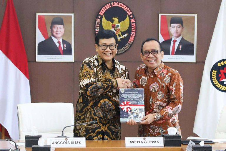 Kegiatan diawali dengan prosesi serah terima LHP Audit Kinerja Terperinci dari Anggota III BPK RI, Akhsanul Haq, kepada Menko PMK. Dalam kesempatan tersebut, Kemenko PMK juga menyerahkan Laporan Keuangan (unaudited) Tahun 2025 kepada BPK RI sebagai wujud komitmen terhadap transparansi dan akuntabilitas pengelolaan keuangan negara. Prosesi ini sekaligus menandai dimulainya Entry Meeting Pemeriksaan Laporan Keuangan Tahun 2025.
