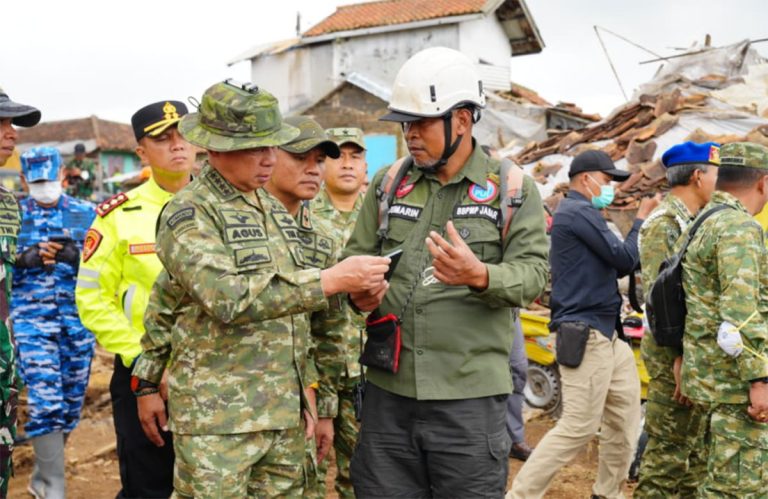 Di hadapan awak media, Panglima TNI menyampaikan apresiasi serta memberikan dukungan moril kepada seluruh tim gabungan SAR, yang hingga saat ini terus bekerja di lapangan dalam kondisi medan dan cuaca yang tidak menentu.