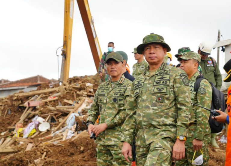 Di hadapan awak media, Panglima TNI menyampaikan apresiasi serta memberikan dukungan moril kepada seluruh tim gabungan SAR, yang hingga saat ini terus bekerja di lapangan dalam kondisi medan dan cuaca yang tidak menentu.