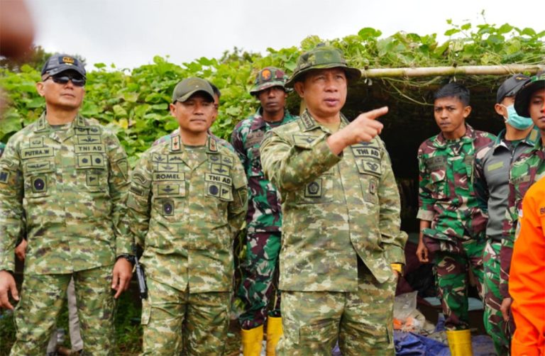 Di hadapan awak media, Panglima TNI menyampaikan apresiasi serta memberikan dukungan moril kepada seluruh tim gabungan SAR, yang hingga saat ini terus bekerja di lapangan dalam kondisi medan dan cuaca yang tidak menentu.