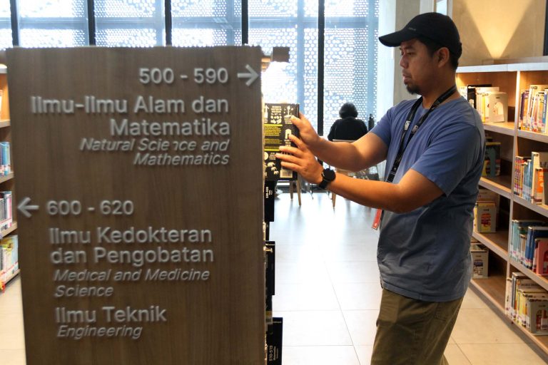 Momen berbuka puasa dijadikan sebagian orang dengan sejumlah aktivitas, salah satunya aktivitas pengunjung perpustakaan Jakarta yang menghabiskan waktu untuk membaca buku sambil menunggu waktu berbuka. Perpustakaan menjadi ruang alternatif yang positif bagi warga untuk mengisi waktu selama bulan Ramadan.