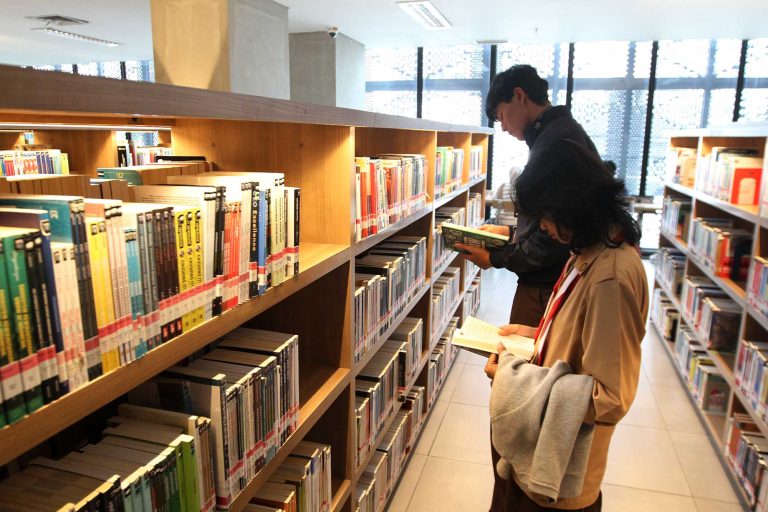 Momen berbuka puasa dijadikan sebagian orang dengan sejumlah aktivitas, salah satunya aktivitas pengunjung perpustakaan Jakarta yang menghabiskan waktu untuk membaca buku sambil menunggu waktu berbuka. Perpustakaan menjadi ruang alternatif yang positif bagi warga untuk mengisi waktu selama bulan Ramadan.