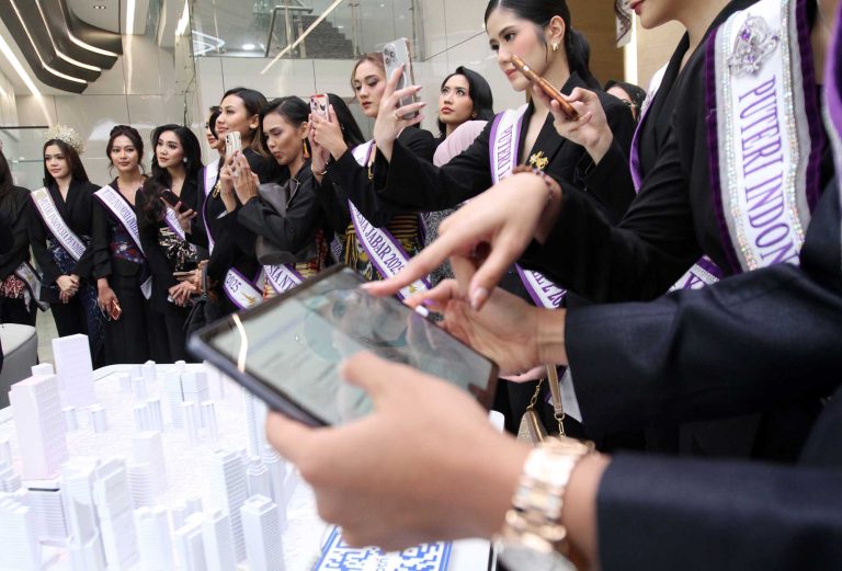 Finalis Putri Indonesia 2025 Rinanda Aprillya Maharani, Salma Ranggita Cahyariyani, Firsta Yufi Amarta Putri dan Melliza Xaviera Putri Yulian saat melihat perencanaan kepemilikan rumah secara digital di Menara BTN 2, Jakarta, Senin (2/2/2026).  BTN menjajaki sinergi melalui dialog dengan Yayasan Puteri Indonesia untuk mendukung misi sosial perseroan dalam penyediaan rumah layak huni bagi masyarakat Indonesia. Diskusi tersebut juga diharapkan dapat mendukung peningkatan penerapan sustainability di BTN yang sejalan dengan nilai-nilai yang disuarakan Puteri Indonesia.****(Foto: Ekobisnis.com/Farras Dawi)