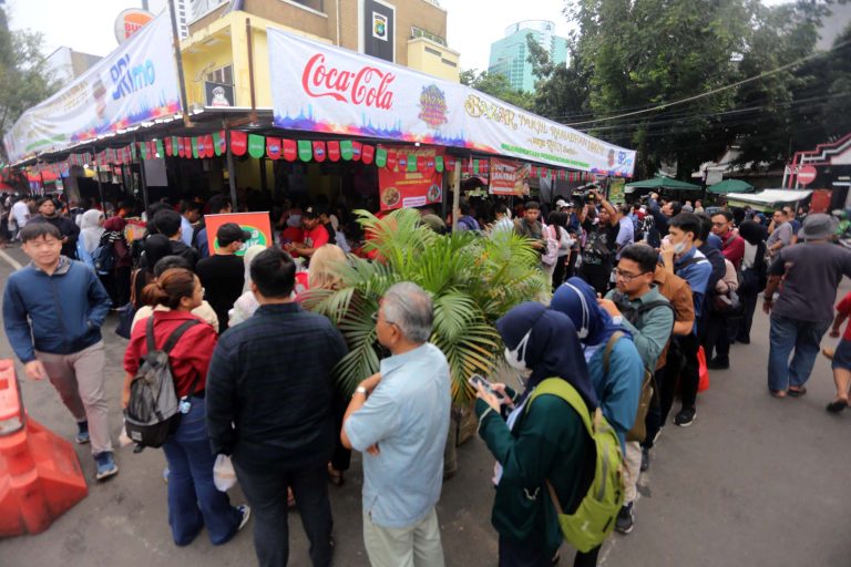 Pasar Takjil Benhil kembali menjadi magnet bagi warga Jakarta selama bulan suci Ramadan. Berlokasi di kawasan Pasar Takjil Bendungan Hilir, sentra kuliner musiman ini dipadati masyarakat yang berburu aneka hidangan untuk berbuka puasa.