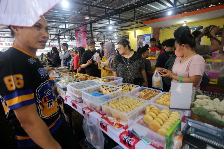 Pasar Takjil Benhil kembali menjadi magnet bagi warga Jakarta selama bulan suci Ramadan. Berlokasi di kawasan Pasar Takjil Bendungan Hilir, sentra kuliner musiman ini dipadati masyarakat yang berburu aneka hidangan untuk berbuka puasa.
