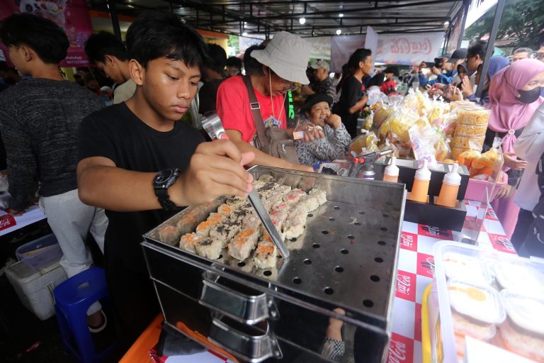 Pasar Takjil Benhil kembali menjadi magnet bagi warga Jakarta selama bulan suci Ramadan. Berlokasi di kawasan Pasar Takjil Bendungan Hilir, sentra kuliner musiman ini dipadati masyarakat yang berburu aneka hidangan untuk berbuka puasa.