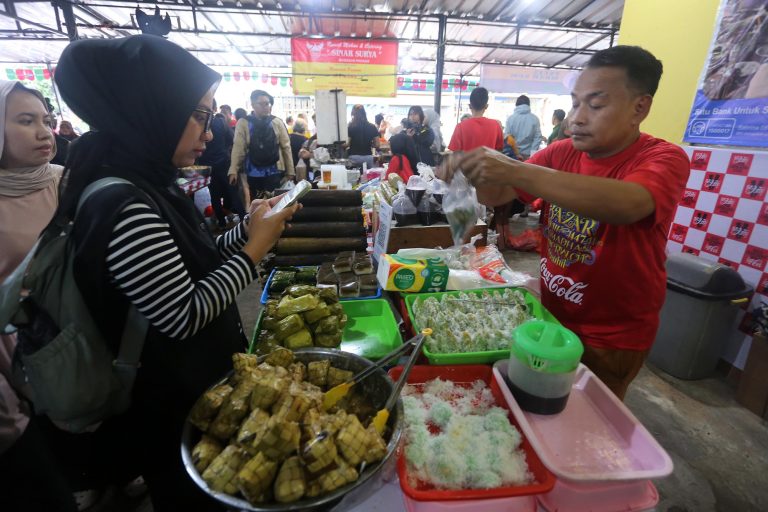 Pasar Takjil Benhil kembali menjadi magnet bagi warga Jakarta selama bulan suci Ramadan. Berlokasi di kawasan Pasar Takjil Bendungan Hilir, sentra kuliner musiman ini dipadati masyarakat yang berburu aneka hidangan untuk berbuka puasa.