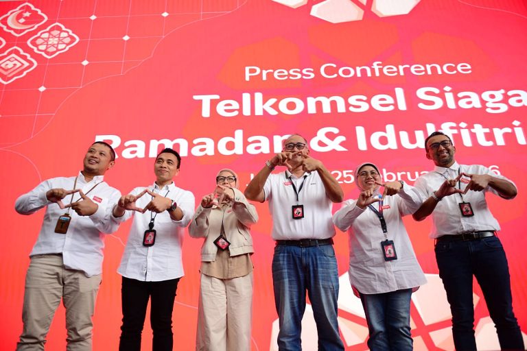 (Dari kiri kekanan) GM Brand Strategy Management Telkomsel, Nur Hidayat Dwi Santoso, VP Mobile Consumer Business Strategy Management Telkomsel, I Putu Endra Diputra, VP Customer Care Management Telkomsel, Filin Yulia, Director of Sales Telkomsel, Stanislaus Susatyo, VP Global Network Operations Telkomsel, Juanita Erawati, VP Corporate Communications & Social Responsibility Telkomsel, Abdullah Fahmi berbincang saat acara press conference sekaligus berbuka puasa bersama di Jakarta, Rabu (25/2/2026).  Menyambut Ramadan dan Idul Fitri (RAFI) 2026, Telkomsel menegaskan komitmen “Melayani Sepenuh Hati” agar pelanggan bisa Jalani Ramadan Sepenuh Hati. Lebih tenang dengan layanan pelanggan Telkomsel yang tersedia 24/7, lebih berkesan dengan ragam penawaran spesial khusus RAFI dari Telkomsel, serta lebih aman dengan konektivitas terdepan dan terluas Telkomsel di setiap momen penting ibadah, silaturahmi, hingga perjalanan mudik.***(Foto: Ekobisnis.com/Purwa)