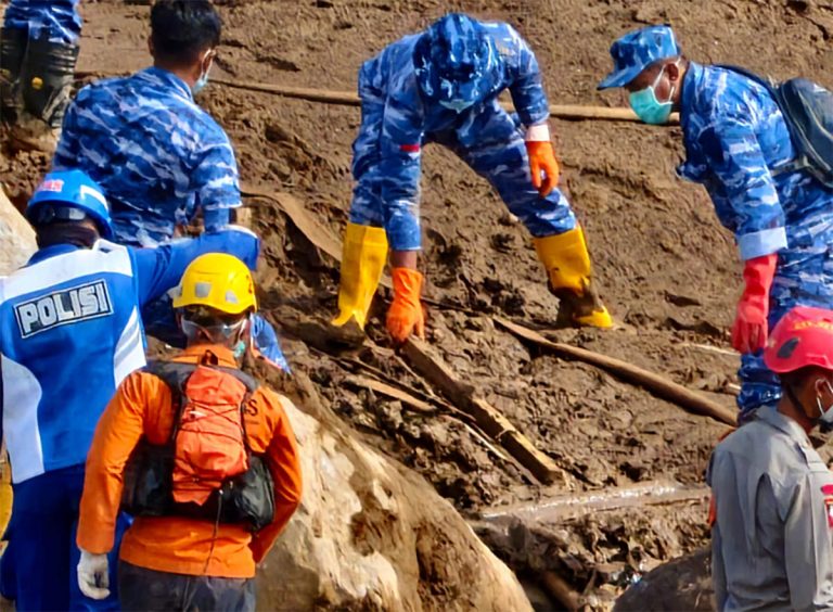 Pencarian dimulai sejak pukul 08.00 WIB dan dibagi ke dalam tiga sektor utama, yakni Alpha, Bravo, dan Charlie. Di setiap sektor, tim menerapkan metode pencarian yang disesuaikan dengan kondisi medan serta tingkat risiko di lapangan.