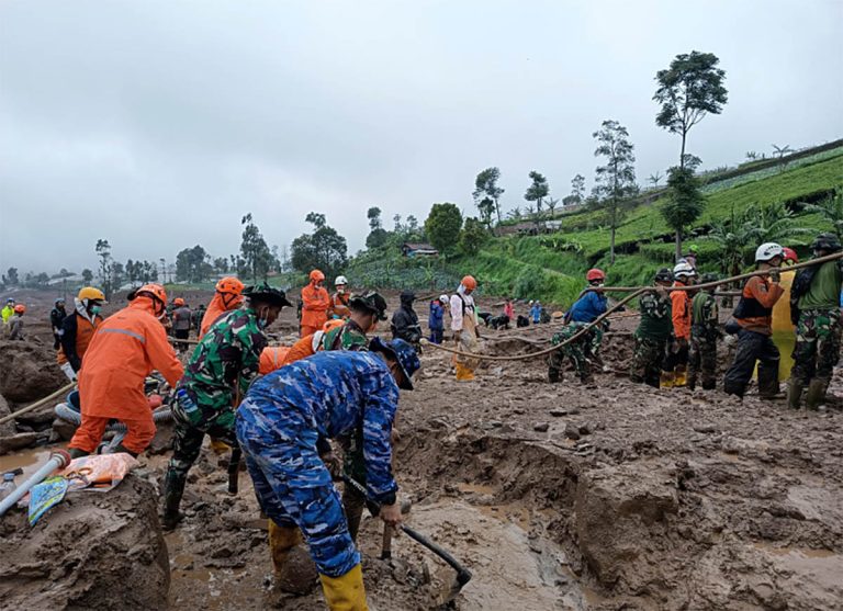 Pencarian dimulai sejak pukul 08.00 WIB dan dibagi ke dalam tiga sektor utama, yakni Alpha, Bravo, dan Charlie. Di setiap sektor, tim menerapkan metode pencarian yang disesuaikan dengan kondisi medan serta tingkat risiko di lapangan.