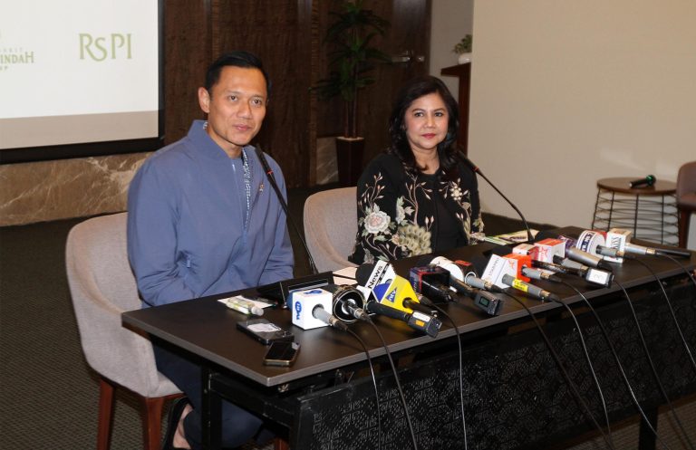 Menteri Koordinator Bidang Infrastruktur dan Pembangunan Kewilayahan, Agus Harimurti Yudhoyono (AHY) (kiri) bersama Direktur RS Pondok Indah dr Yuliana memberikan keterangan pers terkait kelahiran putra keduanya di Jakarta, Senin (30/3/2026).  AHY dan Annisa Pohan dikaruniai anak kedua berjenis kelamin laki-laki bernama Arjuna Hanyokrokusumo Yudhoyono yang lahir pada Minggu (29/3) pukul 19.28 WIB di RS Pondok Indah, Jakarta Selatan, dengan berat 3,076 kg dan panjang 49 cm.***(Foto: Ekobisnis.com/Purwa)