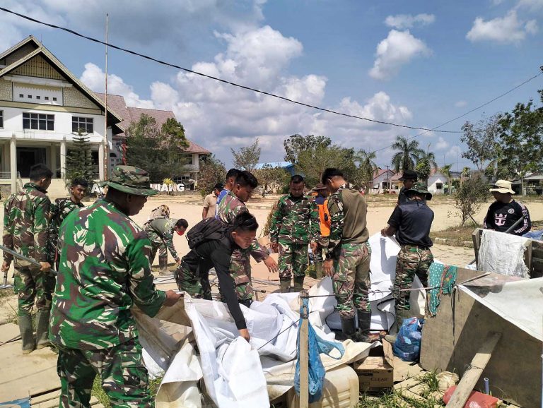 Upaya penyediaan tempat tinggal bagi warga terdampak bencana hidrometeorologi basah di Kabupaten Aceh Tamiang, Provinsi Aceh, terus menunjukkan perkembangan positif. Hingga Minggu (8/3), pemerintah melalui Badan Nasional Penanggulangan Bencana (BNPB) bersama lintas kementerian dan lembaga terkait telah berhasil membangun 1.771 unit Hunian Sementara (Huntara) yang tersebar di 25 lokasi strategis.