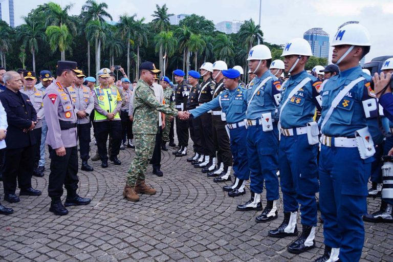 Dalam sambutannya, Panglima TNI menegaskan bahwa pelaksanaan apel ini merupakan bentuk komitmen bersama seluruh unsur yang terlibat dalam menjaga keamanan serta kelancaran aktivitas masyarakat menjelang dan sesudah Hari Raya Idul Fitri.
