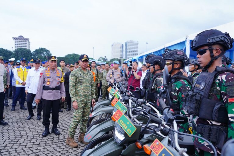 Panglima TNI Jenderal TNI Agus Subiyanto bersama Kapolri Jenderal Polisi Listyo Sigit Prabowo memimpin Apel Gelar Pasukan Operasi Terpusat “Ketupat 2026” dalam rangka pengamanan perayaan Idul Fitri 1447 H yang turut dihadiri Menkopolkam RI Djamari Chaniago, Menteri Perhubungan RI Dudy Purwagandhi, Kepala Basarnas Marsdya TNI Mohammad Syafii serta Direktur Utama PT. Jasa Raharja Muhammad Awaluddin, bertempat di Lapangan Silang Monas, Jakarta Pusat, Kamis (12/3/2026).  Dalam sambutannya, Panglima TNI menegaskan bahwa pelaksanaan apel ini merupakan bentuk komitmen bersama seluruh unsur yang terlibat dalam menjaga keamanan serta kelancaran aktivitas masyarakat menjelang dan sesudah Hari Raya Idul Fitri.***(Foto: Ekobisnis.com/Dok Puspen TNI)