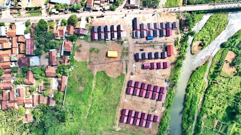 Langkah ini merupakan bentuk sinergi pemerintah pusat dan daerah dalam mempercepat penanganan pengungsi yang sebelumnya bermukim di zona merah dan kuning rawan bencana.