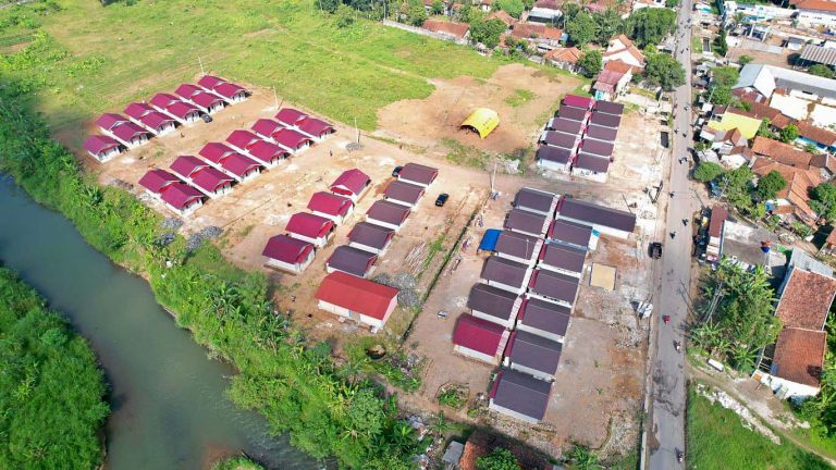 Badan Nasional Penanggulangan Bencana (BNPB) bersama Pemerintah Kabupaten Cilacap secara resmi memulai proses penempatan Hunian Sementara (Huntara) Desa Jenang, bagi warga terdampak bencana tanah longsor di Desa Cibeunying, Kecamatan Majenang.  Langkah ini merupakan bentuk sinergi pemerintah pusat dan daerah dalam mempercepat penanganan pengungsi yang sebelumnya bermukim di zona merah dan kuning rawan bencana.  Berdasarkan Surat Keputusan Bupati Cilacap Nomor 300.2/1246/39/TAHUN 2025, sebanyak 39 Kepala Keluarga (KK) kini mendapatkan kepastian hunian yang lebih aman dan layak sesuai dengan norma penanggulangan bencana yang berlaku.  Kerja sama strategis ini diperkuat melalui koordinasi intensif yang dilakukan sejak awal tahun 2026, di mana BNPB memberikan dukungan teknis dan supervisi atas permohonan izin penempatan yang diajukan oleh Pemerintah Kabupaten Cilacap. Prioritas utama dari kolaborasi ini adalah pemenuhan hak-hak dasar penyintas agar dapat kembali hidup secara bermartabat.  Hingga saat ini, pemenuhan kebutuhan infrastruktur dasar seperti instalasi jaringan listrik dan akses air minum telah rampung dikerjakan, dibarengi dengan inventarisasi mendalam terkait kebutuhan logistik permakanan maupun non-permakanan bagi seluruh penerima manfaat.***(Foto: Ekobisnis.com/Dok BNPB)