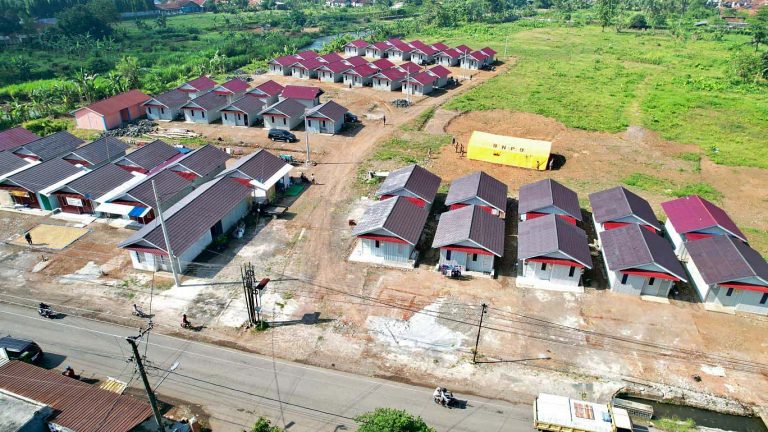 Langkah ini merupakan bentuk sinergi pemerintah pusat dan daerah dalam mempercepat penanganan pengungsi yang sebelumnya bermukim di zona merah dan kuning rawan bencana.
