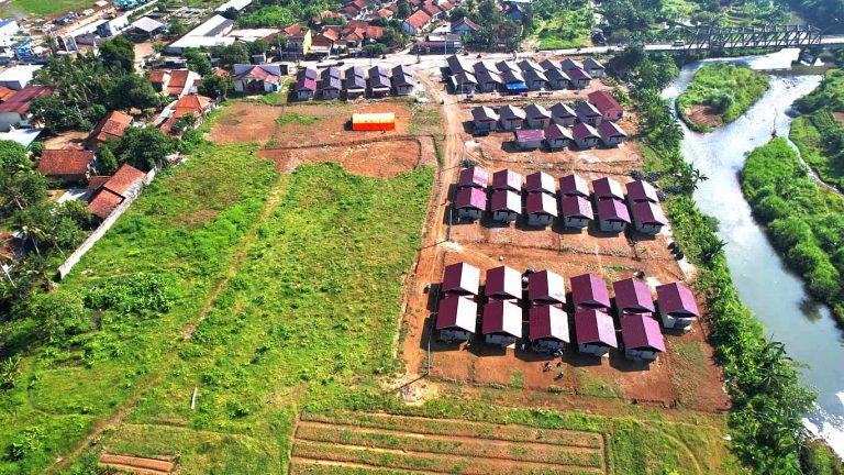 Langkah ini merupakan bentuk sinergi pemerintah pusat dan daerah dalam mempercepat penanganan pengungsi yang sebelumnya bermukim di zona merah dan kuning rawan bencana.