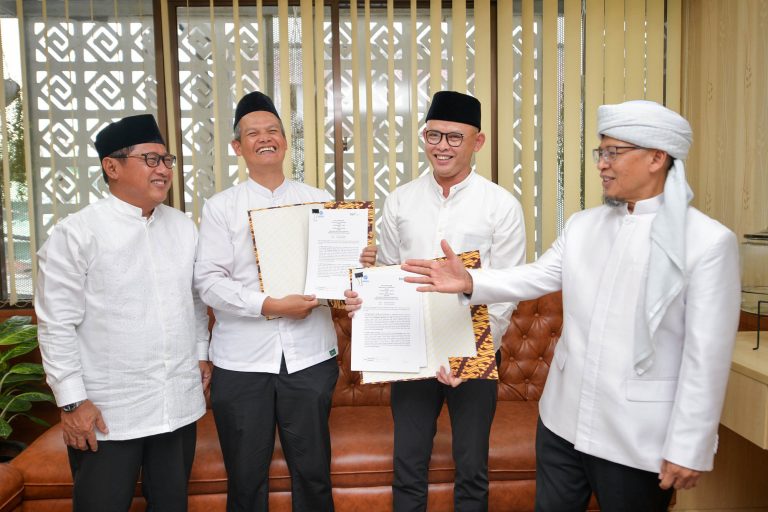 Direktur Utama Bank Syariah Nasional (BSN) Alex Sofjan Noor (kiri) bersama Aa Gym (kanan) menyaksikan penandatanganan Nota Kesepahaman Bersama (MOU) antara Yayasan Daarut Tauhiid dengan BSN terkait layanan dan produk bank yang diselenggarakan pekan lalu di Bandung, Jawa Barat.   Nota MOU ditandatangani oleh Direktur Network & Retail Funding BSN Ari Kurniaman dan Ketua Yayasan Daarut Tauhiid Iskandar. Dalam nota kesepahaman kerjasama tersebut BSN terbuka ruang untuk mendukung pembiayaan kegiatan pengembangan yayasan dengan layanan dan produk bank yang dimiliki BSN.   Sesuai dengan visi bank hasil spin off BTN Syariah yang bergabung dengan Bank Victoria Syariah yaitu menjadi mitra keuangan keluarga Indonesia yang berkah dan amanah, BSN saat ini gencar melakukan pengembangan ekonomi syariah di banyak organisasi muslim di Indonesia sekaligus menguatkan literasi keuangan di lingkungan keluarga muslim Indonesia.***(Foto: Ekobisnis.com/Dok BSN)