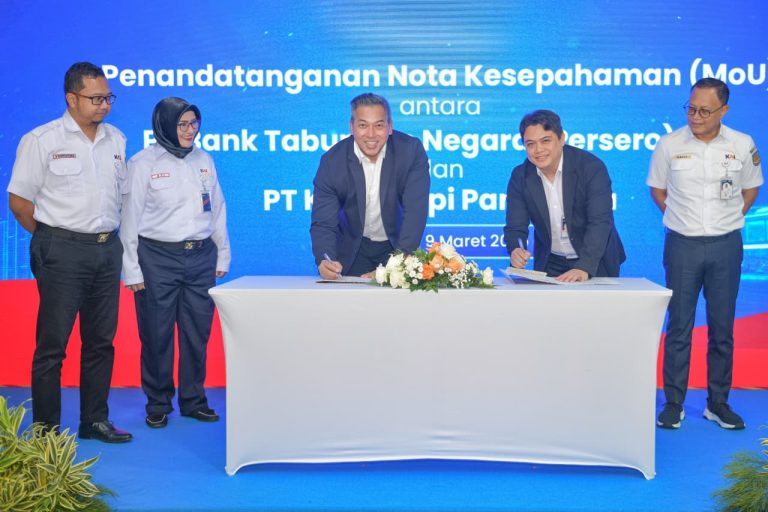 Direktur Network & Retail Funding PT Bank Tabungan Negara (Persero) Tbk (BTN) Rully Setiawan (tengah) bersama Direktur Utama PT Kereta Api Pariwisata (KAI Wisata) Raden Agus Dwinanto Budiadji (kedua kanan) menandatangani Nota Kesepahaman (MoU) kerja sama strategis disaksikan Managing Director of Commercial and Business PT Kereta Api Indonesia (Persero) Rafli Yandra (kanan) di Stasiun Gambir, Jakarta, Senin (9/3/2026).  Melalui kolaborasi ini, BTN memperluas ekspansi bisnis dengan mengembangkan ekosistem layanan perbankan di sektor transportasi wisata. Kerja sama mencakup kolaborasi pemasaran, integrasi layanan digital seperti Bale Apps, QRIS, EDC, dan Virtual Account, hingga peningkatan fasilitas premium berupa Executive Lounge di stasiun bagi nasabah BTN Prioritas dan BTN Private. Sinergi tersebut diharapkan dapat memperkuat nilai tambah layanan BTN sekaligus menghadirkan pengalaman perjalanan yang lebih nyaman, praktis, dan eksklusif bagi nasabah.***(Foto: Ekobisnis.com/Dok BTN)