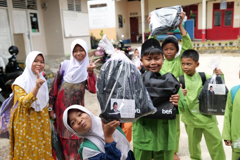 BTN menyalurkan paket perlengkapan sekolah kepada sejumlah siswa di Tanjung Pinang, Kepulauan Riau. Bantuan tersebut diberikan kepada siswa dari berbagai sekolah dasar (SD), sekolah menengah pertama (SMP), serta sekolah luar biasa (SLB) pekan lalu di Kota Batam dan Tanjung Pinang, Kepulauan Riau, serta Kota Palu, Sulawesi Tengah.  Penyaluran bantuan ini merupakan bagian dari kegiatan Danantara untuk Generasi Emas yang membawa semangat “Cahaya Kebahagiaan untuk Generasi Harapan Bangsa” melalui dukungan perlengkapan belajar bagi anak-anak Indonesia. Dalam program ini BTN menyalurkan 5.500 paket sekolah, yang didistribusikan ke Sulawesi Tengah sebanyak 2.500 paket, Kepulauan Riau (Tanjung Pinang) sebanyak 2.000 paket, serta Kota Batam sebanyak 1.000 paket. Secara nasional, program Danantara Indonesia menargetkan penyaluran 88.000 paket sekolah bagi anak-anak di berbagai provinsi di Indonesia.***(Foto: Ekobisnis.com/Dok BTN)