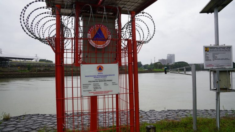 Selain pemasangan sensor pemantauan, sistem ini juga dilengkapi dengan perangkat sirine peringatan yang dipasang pada kawasan permukiman rawan banjir seperti Bekasi Jaya (Bekasi Timur), Jaka Kencana (Bekasi Selatan), Teluk Pucung (Bekasi Utara), dan Mitra Lestari (Jatiasih). Wilayah-wilayah tersebut dipilih karena memiliki riwayat kejadian banjir yang cukup tinggi serta berada dekat dengan aliran sungai utama, sehingga membutuhkan sistem penyebaran informasi peringatan dini yang cepat dan efektif kepada masyarakat.