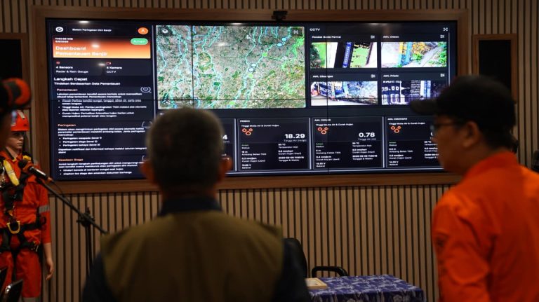 Selain pemasangan sensor pemantauan, sistem ini juga dilengkapi dengan perangkat sirine peringatan yang dipasang pada kawasan permukiman rawan banjir seperti Bekasi Jaya (Bekasi Timur), Jaka Kencana (Bekasi Selatan), Teluk Pucung (Bekasi Utara), dan Mitra Lestari (Jatiasih). Wilayah-wilayah tersebut dipilih karena memiliki riwayat kejadian banjir yang cukup tinggi serta berada dekat dengan aliran sungai utama, sehingga membutuhkan sistem penyebaran informasi peringatan dini yang cepat dan efektif kepada masyarakat.