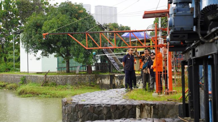 Upaya penguatan mitigasi bencana banjir di wilayah Kota Bekasi terus dilakukan melalui pengembangan Sistem Early Warning System (EWS). Sistem ini dikembangkan untuk meningkatkan kemampuan pemerintah daerah dan pemangku kepentingan dalam memantau kondisi hidrologi secara real time serta memberikan peringatan dini kepada masyarakat di wilayah rawan banjir. Salah-satunya pengecekan EWS yang dilakukan di Bendung Prisdo, Bekasi Timur, Kota Bekasi, Jumat (6/3/2026).  Dalam implementasinya, pemasangan sensor dilakukan di sejumlah titik strategis di wilayah hulu hingga hilir aliran sungai yang memengaruhi kondisi banjir di Bekasi. Beberapa lokasi tersebut antara lain kawasan hulu Sungai Cileungsi di Cibongas (Babakan Madang - Kabupaten Bogor), segmen tengah Sungai Cileungsi (Cileungsi -Kabupaten Bogor), titik pertemuan Sungai Cileungsi - Cikeas (P2C), Bendung Prisdo (Bekasi Timur - Kota Bekasi), hingga Sungai Cikeas (Gunung Putri - Kabupaten Bogor) yang berada di hilir Sungai Bekasi. Titik-titik ini dipilih karena memiliki peran penting dalam memantau perubahan debit air yang dapat memicu banjir di wilayah permukiman di Kota Bekasi.  Selain pemasangan sensor pemantauan, sistem ini juga dilengkapi dengan perangkat sirine peringatan yang dipasang pada kawasan permukiman rawan banjir seperti Bekasi Jaya (Bekasi Timur), Jaka Kencana (Bekasi Selatan), Teluk Pucung (Bekasi Utara), dan Mitra Lestari (Jatiasih). Wilayah-wilayah tersebut dipilih karena memiliki riwayat kejadian banjir yang cukup tinggi serta berada dekat dengan aliran sungai utama, sehingga membutuhkan sistem penyebaran informasi peringatan dini yang cepat dan efektif kepada masyarakat.  Pengembangan sistem ini mengintegrasikan berbagai perangkat teknologi pemantauan seperti sensor tinggi muka air Automatic Water Level Recorder (AWLR), sensor curah hujan, kamera pemantau, serta dashboard visualisasi data yang dapat menampilkan kondisi sungai secara langsung. Data yang diperoleh dari berbagai sensor tersebut akan diproses secara real time dan ditampilkan melalui sistem dashboard yang memungkinkan petugas memantau dinamika debit air serta status potensi banjir secara cepat dan akurat.***(Foto: Ekobisnis.com/Dok BNPB)