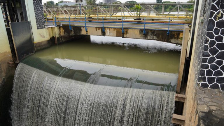 Selain pemasangan sensor pemantauan, sistem ini juga dilengkapi dengan perangkat sirine peringatan yang dipasang pada kawasan permukiman rawan banjir seperti Bekasi Jaya (Bekasi Timur), Jaka Kencana (Bekasi Selatan), Teluk Pucung (Bekasi Utara), dan Mitra Lestari (Jatiasih). Wilayah-wilayah tersebut dipilih karena memiliki riwayat kejadian banjir yang cukup tinggi serta berada dekat dengan aliran sungai utama, sehingga membutuhkan sistem penyebaran informasi peringatan dini yang cepat dan efektif kepada masyarakat.
