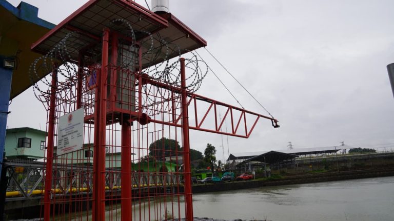 Selain pemasangan sensor pemantauan, sistem ini juga dilengkapi dengan perangkat sirine peringatan yang dipasang pada kawasan permukiman rawan banjir seperti Bekasi Jaya (Bekasi Timur), Jaka Kencana (Bekasi Selatan), Teluk Pucung (Bekasi Utara), dan Mitra Lestari (Jatiasih). Wilayah-wilayah tersebut dipilih karena memiliki riwayat kejadian banjir yang cukup tinggi serta berada dekat dengan aliran sungai utama, sehingga membutuhkan sistem penyebaran informasi peringatan dini yang cepat dan efektif kepada masyarakat.