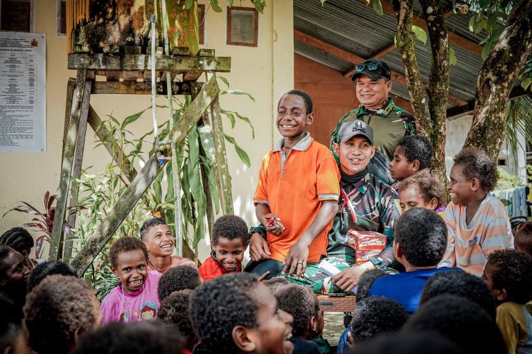 Kegiatan tersebut berlangsung dalam suasana penuh kehangatan dan keceriaan. Berbagai aktivitas edukatif digelar untuk menghibur sekaligus menumbuhkan semangat belajar anak-anak, di antaranya pojok baca, lomba menyanyi lagu kebangsaan, serta lomba menggambar dan mewarnai. Anak-anak panti tampak antusias mengikuti setiap kegiatan yang disiapkan oleh personel Satgas Teritorial Koops TNI Papua.