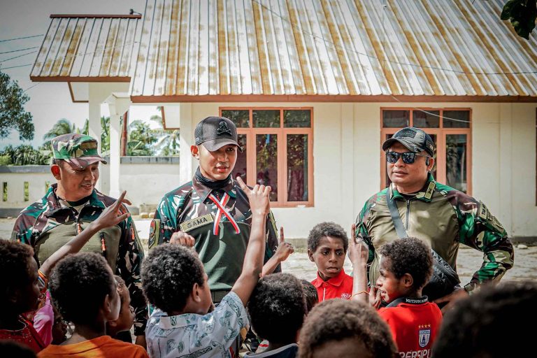 Kegiatan tersebut berlangsung dalam suasana penuh kehangatan dan keceriaan. Berbagai aktivitas edukatif digelar untuk menghibur sekaligus menumbuhkan semangat belajar anak-anak, di antaranya pojok baca, lomba menyanyi lagu kebangsaan, serta lomba menggambar dan mewarnai. Anak-anak panti tampak antusias mengikuti setiap kegiatan yang disiapkan oleh personel Satgas Teritorial Koops TNI Papua.
