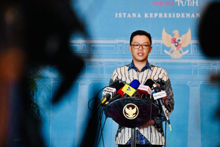 Presiden Prabowo Subianto secara langsung membahas perkembangan situasi domestik dan global terkini termasuk dinamika yang terus berkembang di kawasan Timur Tengah bersama sejumlah tokoh nasional. Pembahasan tersebut berlangsung dalam acara silaturahmi dan diskusi bersama yang digelar di Istana Merdeka, Jakarta, Selasa (3/3/2026).   “Seperti yang sudah juga disampaikan, Bapak Presiden menyampaikan beberapa hal terkait perkembangan situasi baik global maupun domestik selama beberapa waktu belakangan ini, termasuk juga situasi terakhir yang kita ketahui bersama sedang berkembang di Timur Tengah,” ucap Menteri Luar Negeri, Sugiono dalam keterangannya kepada awak media.  Terkait meningkatnya eskalasi di kawasan tersebut, Menlu menegaskan bahwa pemerintah telah mengambil langkah antisipatif untuk melindungi warga negara Indonesia (WNI). Menlu mengungkapkan bahwa dirinya telah memerintahkan Duta Besar Republik Indonesia di Teheran untuk menyiapkan langkah-langkah evakuasi segera bagi para WNI di wilayah tersebut.***(Foto: Ekobisnis.com/BPMI Setpres/Laily Rachev)