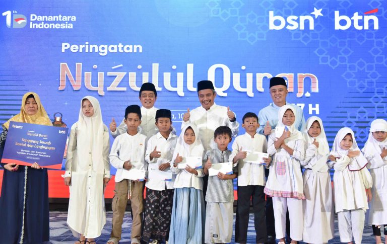 Direktur Utama PT Bank Tabungan Negara (Persero) Tbk Nixon L.P. Napitupulu menyerahkan santunan kepada anak yatim dalam kegiatan peringatan Nuzulul Qur’an yang dirangkaikan dengan buka puasa bersama di Menara BTN, Jakarta, Selasa (10/3/2026).   Kegiatan tersebut mengangkat tema “Meneguhkan Nilai Spiritual, Menguatkan Solidaritas BTN” sebagai momentum memperkuat nilai kebersamaan dan kepedulian sosial di bulan Ramadan.  Dalam rangkaian kegiatan tersebut, BTN menyalurkan santunan dan paket sembako kepada anak-anak dari Yayasan Al Amanah Nusantara dan Yayasan Ar Rahmah, serta memberikan paket sembako kepada tenaga alih daya (TAD) di Menara 1 dan Menara 2 BTN, meliputi petugas keamanan, cleaning service, office boy, pengemudi, dan teknisi sebagai bentuk apresiasi atas dedikasi mereka dalam mendukung operasional perusahaan.***(Foto: Ekobisnis.com/Purwa)
