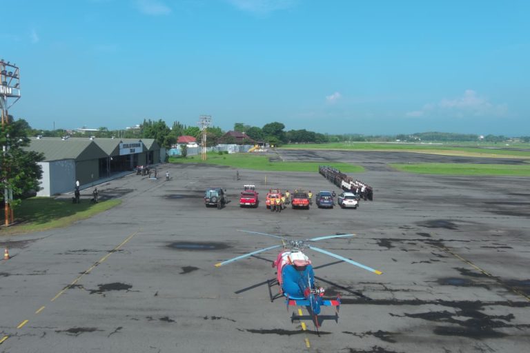 Lanud Adi Soemarmo menggelar apel siaga pengamanan Hari Raya Nyepi dan Idul Fitri 1447 H / 2026 M di Military Apron Lanud Adi Soemarmo, Senin (15/3/2026).  Apel tersebut dipimpin oleh Danlanud Adi Soemarmo Marsma TNI Henri Ahmad Badawi. ‎ ‎Dalam sambutannya, Danlanud menyampaikan bahwa apel siaga digelar sebagai bentuk kesiapan Lanud Adi Soemarmo dalam mendukung pengamanan bersama Angkasa Pura dan AVSEC Bandara Adi Soemarmo. ‎ ‎Menurutnya, kolaborasi tersebut diarahkan untuk memberikan rasa aman dan nyaman bagi para penumpang yang akan merayakan Hari Raya Nyepi maupun Idul Fitri 1447 H / 2026 M, sekaligus menjaga stabilitas keamanan di lingkungan bandara dan Lanud Adi Soemarmo. ‎ ‎Danlanud berharap seluruh pihak memperkuat sinergi, koordinasi, dan komunikasi agar kerja sama antara unsur bandara dan Lanud Adi Soemarmo berjalan solid selama periode pengamanan hari raya.***(Foto: Ekobisnis.com/Dok Dispenau)