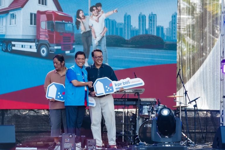 Melalui skema KPR BTN Take Over, debitur dapat memindahkan kredit perumahannya dari bank lain ke BTN dengan suku bunga kompetitif sebesar 2,65% fixed selama 3 tahun. Sehingga memberikan keringanan cicilan bagi debitur.