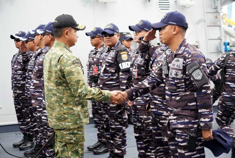 Sejak memulai keberangkatan pertamanya dari dermaga Base Navale Della Spezia, Italia menuju Indonesia pada tanggal 11 Februari 2026, KRI Prabu Siliwangi-321 kini tiba di Indonesia untuk memperkuat jajaran kapal perang TNI Angkatan Laut. Dalam kesempatan tersebut, Kepala Staf Angkatan Laut (Kasal) Laksamana TNI Muhammad Ali, mewakili Menteri Pertahanan Republik Indonesia (Menhan RI) Sjafrie Sjamsoeddin, juga melaksanakan serah terima (delivery) dan peresmian KRI Prabu Siliwangi-321 di galangan kapal Muggiano, Italia.