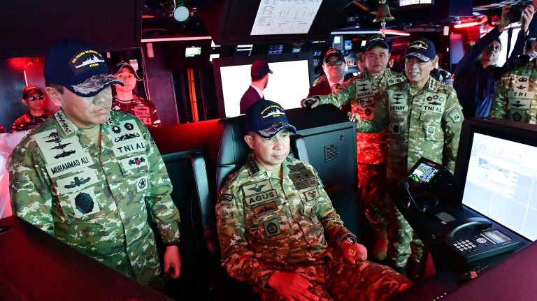 Sejak memulai keberangkatan pertamanya dari dermaga Base Navale Della Spezia, Italia menuju Indonesia pada tanggal 11 Februari 2026, KRI Prabu Siliwangi-321 kini tiba di Indonesia untuk memperkuat jajaran kapal perang TNI Angkatan Laut. Dalam kesempatan tersebut, Kepala Staf Angkatan Laut (Kasal) Laksamana TNI Muhammad Ali, mewakili Menteri Pertahanan Republik Indonesia (Menhan RI) Sjafrie Sjamsoeddin, juga melaksanakan serah terima (delivery) dan peresmian KRI Prabu Siliwangi-321 di galangan kapal Muggiano, Italia.