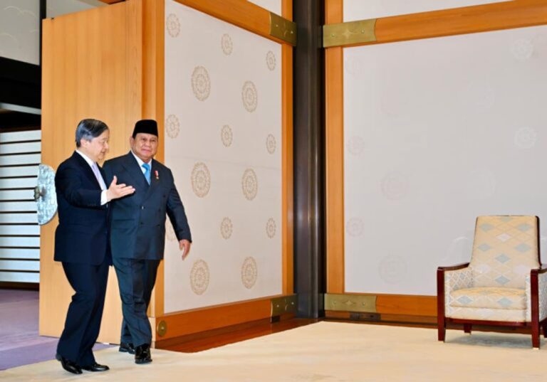 Pertemuan ini menjadi bagian penting dalam rangkaian kunjungan resmi Presiden Prabowo ke Jepang. Setibanya di Istana Kekaisaran, Presiden Prabowo disambut langsung oleh Kaisar Naruhito saat turun dari kendaraan. Presiden Prabowo dan Kaisar Naruhito selanjutnya menuju ruang Take-no-ma. Kedua Kepala Negara kemudian melaksanakan sesi foto bersama, dilanjutkan pertemuan empat mata dalam suasana hangat dan penuh keakraban.