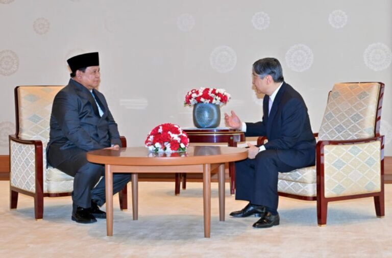 Presiden Prabowo Subianto melakukan kunjungan kehormatan kepada Kaisar Jepang Naruhito di Istana Kekaisaran Jepang, Tokyo, Senin (30/3/2026).  Pertemuan ini menjadi bagian penting dalam rangkaian kunjungan resmi Presiden Prabowo ke Jepang. Setibanya di Istana Kekaisaran, Presiden Prabowo disambut langsung oleh Kaisar Naruhito saat turun dari kendaraan. Presiden Prabowo dan Kaisar Naruhito selanjutnya menuju ruang Take-no-ma. Kedua Kepala Negara kemudian melaksanakan sesi foto bersama, dilanjutkan pertemuan empat mata dalam suasana hangat dan penuh keakraban.  Dalam pertemuan tersebut, Presiden Prabowo dan Kaisar Naruhito membahas sejumlah isu strategis yang menjadi kepentingan bersama kedua negara. Selain itu, pembicaraan juga diwarnai dengan pertukaran cerita-cerita ringan yang mencerminkan kedekatan personal di antara kedua pemimpin.  Selain bertemu dengan Kaisar Naruhito, Presiden Prabowo juga melakukan pertemuan dengan Putra Mahkota Jepang yang merupakan adik Kaisar Naruhito, Fumihito. Pertemuan ini semakin mempererat hubungan persahabatan antara Indonesia dan Jepang di tingkat keluarga kekaisaran. Usai melaksanakan pertemuan, Presiden Prabowo bersama Kaisar Naruhito dan Putra Mahkota Fumihito menghadiri jamuan santap siang kenegaraan yang diselenggarakan di Rensui North, Imperial Palace.***(Foto: Ekobisnis.com/BPMI Setpres/Laily Rachev)