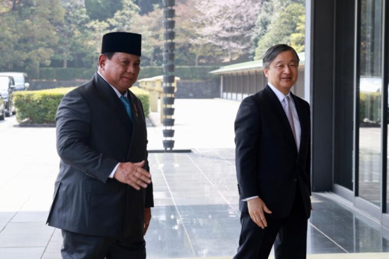 Pertemuan ini menjadi bagian penting dalam rangkaian kunjungan resmi Presiden Prabowo ke Jepang. Setibanya di Istana Kekaisaran, Presiden Prabowo disambut langsung oleh Kaisar Naruhito saat turun dari kendaraan. Presiden Prabowo dan Kaisar Naruhito selanjutnya menuju ruang Take-no-ma. Kedua Kepala Negara kemudian melaksanakan sesi foto bersama, dilanjutkan pertemuan empat mata dalam suasana hangat dan penuh keakraban.