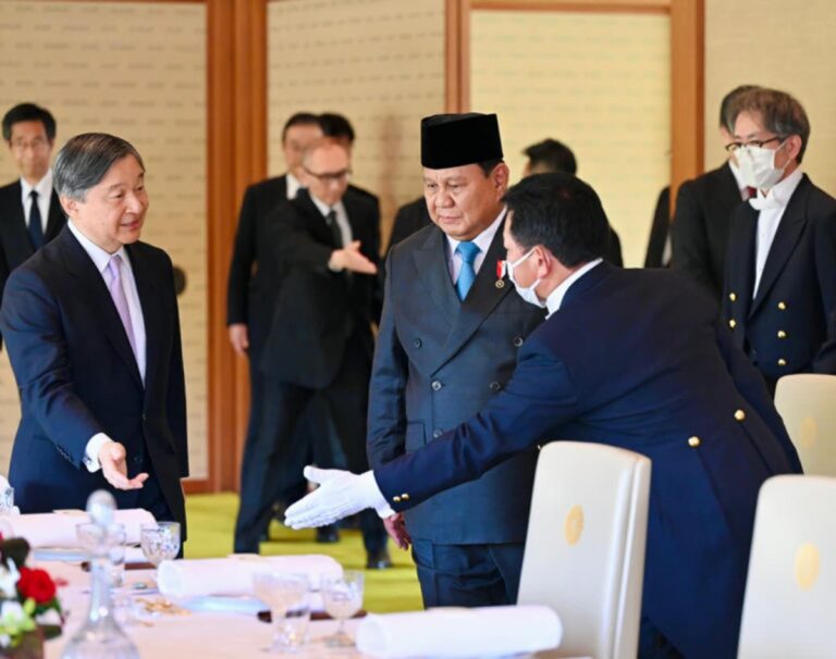 Pertemuan ini menjadi bagian penting dalam rangkaian kunjungan resmi Presiden Prabowo ke Jepang. Setibanya di Istana Kekaisaran, Presiden Prabowo disambut langsung oleh Kaisar Naruhito saat turun dari kendaraan. Presiden Prabowo dan Kaisar Naruhito selanjutnya menuju ruang Take-no-ma. Kedua Kepala Negara kemudian melaksanakan sesi foto bersama, dilanjutkan pertemuan empat mata dalam suasana hangat dan penuh keakraban.