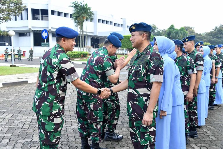 Dalam amanatnya, Kasau menyampaikan apresiasi kepada seluruh prajurit dan Aparatur Sipil Negara (ASN) TNI Angkatan Udara atas dedikasi dan pengabdian, khususnya bagi personel yang tetap bertugas selama masa cuti Lebaran, baik dalam operasi angkutan udara maupun pengamanan wilayah udara.