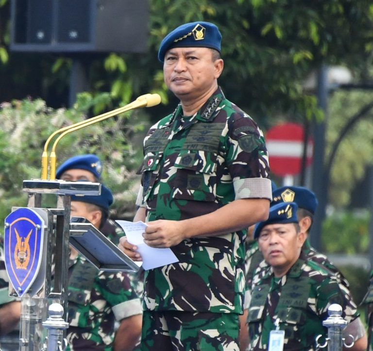 Kasau Marsekal TNI M. Tonny Harjono memimpin Apel Luar Biasa dalam rangka Halalbihalal Idul Fitri 1447 H di Lapangan Apel Mabesau, Cilangkap, Jakarta Timur, Senin (30/3/2026).  Dalam amanatnya, Kasau menyampaikan apresiasi kepada seluruh prajurit dan Aparatur Sipil Negara (ASN) TNI Angkatan Udara atas dedikasi dan pengabdian, khususnya bagi personel yang tetap bertugas selama masa cuti Lebaran, baik dalam operasi angkutan udara maupun pengamanan wilayah udara.  Selanjutnya, Kasau mengajak seluruh prajurit dan ASN untuk kembali melaksanakan tugas dan tanggung jawab dengan penuh komitmen guna menjamin kesiapan operasional.  Kasau juga menegaskan bahwa semangat Idulfitri dapat menjadi energi positif yang mendorong seluruh jajaran TNI Angkatan Udara meraih keberhasilan dalam setiap pelaksanaan tugas.***(Foto: Ekobisnis.com/Dok Dispenau)