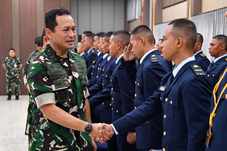 Kasau meminta para Perwira Remaja (Paja) penerbang TNI Angkatan Udara untuk senantiasa menunjukkan integritas, loyalitas, dan dedikasi dalam setiap pelaksanaan tugas.