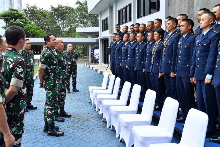 Kasau Marsekal TNI M. Tonny Harjono memberikan Arahan kepada Paja PSDP Penerbang TNI Program Khusus Tahun 2026 serta Siswa Standarisasi Perwira Prajurit Karier (PaPK) Penerbang TNI di Ruang Serbaguna IG Dewanto, Mabesau, Jakarta Timur, Kamis (12/3/2026).  Kasau meminta para Perwira Remaja (Paja) penerbang TNI Angkatan Udara untuk senantiasa menunjukkan integritas, loyalitas, dan dedikasi dalam setiap pelaksanaan tugas.  Lebih lanjut, Kasau menyampaikan situasi global yang berkembang dengan sangat cepat menuntut setiap prajurit memiliki kesiapan, kemampuan, serta karakter yang tangguh agar mampu menghadapi berbagai tantangan tugas ke depan.***(Foto: Ekobisnis.com/Dok Dispenau)