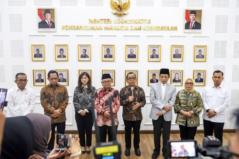 Menteri Koordinator Bidang Pembangunan Manusia dan Kebudayaan (Menko PMK) Pratikno menyampaikan bahwa kebijakan ini disusun sebagai langkah memperkuat pelindungan anak di ruang digital sekaligus memastikan pemanfaatan teknologi dalam pendidikan berlangsung secara bijak, aman, dan bertanggung jawab.