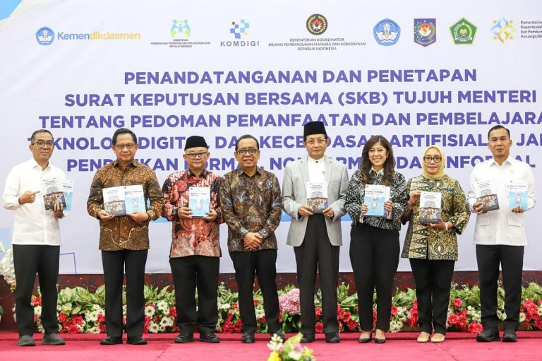 Pemerintah menetapkan Surat Keputusan Bersama (SKB) 7 Menteri tentang Pedoman Pemanfaatan dan Pembelajaran Teknologi Digital dan Kecerdasan Artifisial pada Jalur Pendidikan Formal, Nonformal, dan Informal, di Aula Heritage Kemenko PMK, Jakarta, pada Kamis (12/3/2026).  Menteri Koordinator Bidang Pembangunan Manusia dan Kebudayaan (Menko PMK) Pratikno menyampaikan bahwa kebijakan ini disusun sebagai langkah memperkuat pelindungan anak di ruang digital sekaligus memastikan pemanfaatan teknologi dalam pendidikan berlangsung secara bijak, aman, dan bertanggung jawab.  Penyusunan SKB ini melibatkan tujuh kementerian, diantaranya Kementerian Dalam Negeri, Kementerian Agama, Kementerian Pendidikan Dasar dan Menengah, Kementerian Pendidikan Tinggi, Sains, dan Teknologi, Kementerian Komunikasi dan Digital, Kementerian Kependudukan dan Pembangunan Keluarga/BKKBNl, serta Kementerian Pemberdayaan Perempuan dan Perlindungan Anak.  Menko PMK menjelaskan bahwa kehadiran pedoman ini menjadi respons atas semakin tingginya paparan teknologi digital di kalangan anak dan remaja, yang di satu sisi memberikan banyak kemudahan, namun di sisi lain juga menghadirkan berbagai risiko.***(Foto: Ekobisnis.com/Dok Kemenko PMK)